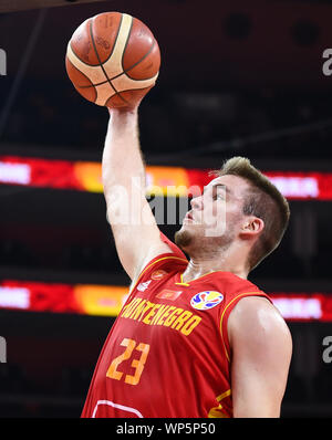 Il Dongguan, la Cina della provincia di Guangdong. 7 Sep, 2019. Dino Radoncic del Montenegro schiacciate durante il gruppo o corrispondenza tra il Montenegro e la Turchia al 2019 FIBA World Cup in Dongguan, Cina del sud della provincia di Guangdong, Sett. 7, 2019. Credito: Deng Hua/Xinhua/Alamy Live News Foto Stock