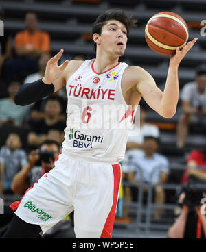 Il Dongguan, la Cina della provincia di Guangdong. 7 Sep, 2019. Cedi Osman della Turchia controlla la sfera durante il gruppo o corrispondenza tra il Montenegro e la Turchia al 2019 FIBA World Cup in Dongguan, Cina del sud della provincia di Guangdong, Sett. 7, 2019. Credito: Deng Hua/Xinhua/Alamy Live News Foto Stock