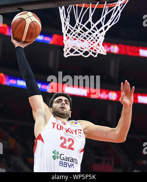 Il Dongguan, la Cina della provincia di Guangdong. 7 Sep, 2019. Furkan Korkmaz della Turchia schiacciate durante il gruppo o corrispondenza tra il Montenegro e la Turchia al 2019 FIBA World Cup in Dongguan, Cina del sud della provincia di Guangdong, Sett. 7, 2019. Credito: Deng Hua/Xinhua/Alamy Live News Foto Stock