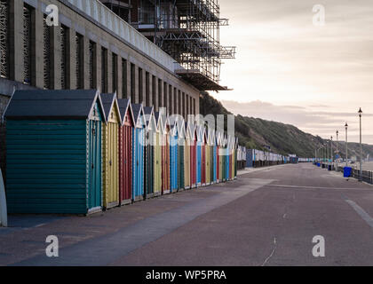 Piccole capanne colorate vicino alla spiaggia di Bournemouth in estate Foto Stock