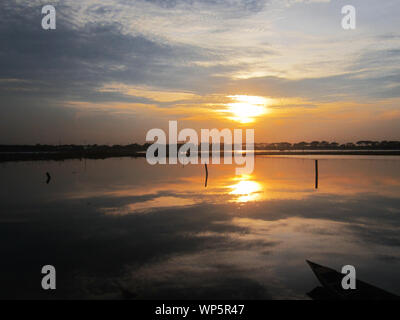 Fondo cielo durante il tramonto e riflessioni di acqua Foto Stock