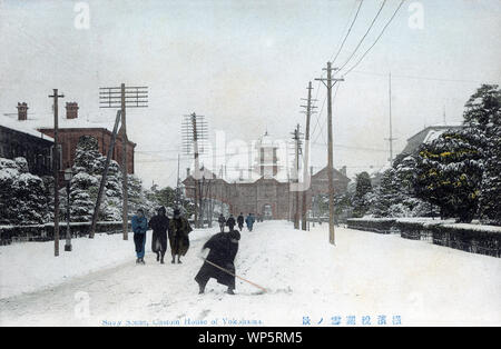 [ 1900 Giappone - Neve a Yokohama ] - Un uomo cancella la neve a Yokohama, nella prefettura di Kanagawa. Nella parte posteriore, il Yokohama Customs House è visibile. L'edificio è stato progettato dall architetto americano Richard P. Bridgens che nel 1864 (Genji 1) era venuto in Giappone da San Francisco. Essa è stata utilizzata dal 1873 fino ai primi 1910s. Xx secolo cartolina vintage. Foto Stock