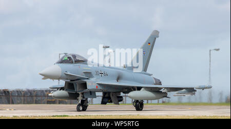 Il tedesco EF2000 Eurofighter Typhoon sul taxi sotto la pioggia a RAF Waddington il 4 settembre 2019. Foto Stock