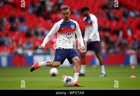 L'Inghilterra del James Maddison si riscalda prima dell'Euro 2020 qualifica del Gruppo una partita allo stadio di Wembley, Londra. Foto Stock