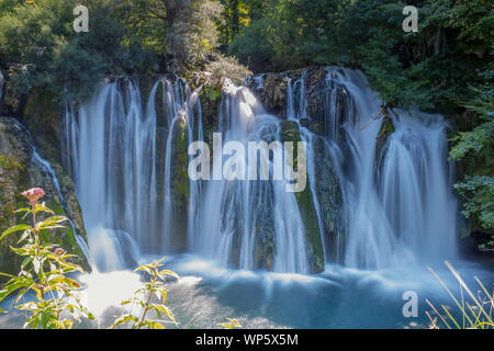 Bella cascata in Martin Brod a unà National Park, Bosnia e Erzegovina, Balcani, Europa Foto Stock