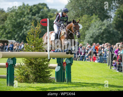 Stamford, Regno Unito, sabato 7 settembre, 2019. Piggy francese (GBR) riding Vanir Kamira durante la Land Rover Burghley Horse Trials, Cross Country fase. © Julie Priestley/Alamy Live News Foto Stock