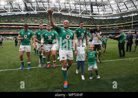 In Irlanda il capitano Rory Best lascia il passo con i suoi figli e compagni di squadra dopo aver vinto la sua ultima partita casalinga dopo il Guinness serie estate corrisponde all'Aviva Stadium di Dublino. Foto Stock