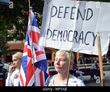 Una manifestazione di protesta per opporsi Brexit e sospensione del Parlamento nella corsa fino a Brexit in Albert Square, Manchester, Regno Unito, il 7 settembre 2019, una delle tante proteste che hanno luogo in tutto il Regno Unito lo stesso giorno. Foto Stock