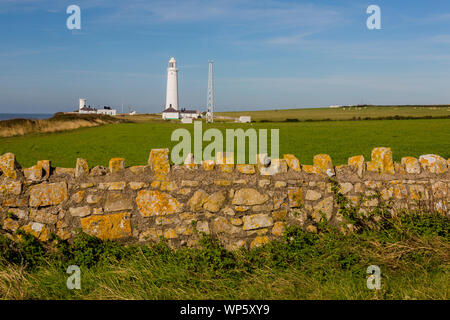 Nash Point lighthouse dal Wales coast Path che si affaccia sul Canale di Bristol, Glamorgan, Wales, Regno Unito Foto Stock