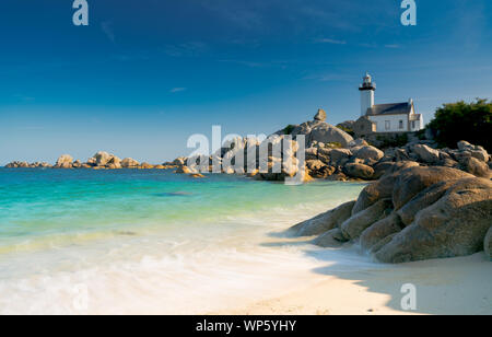 Vista orizzontale del faro Pontusval e baia sulla costa nord della Bretagna in Francia Foto Stock