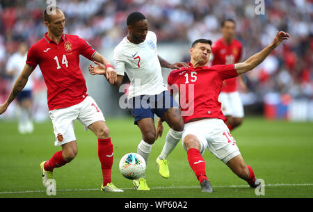 L'Inghilterra del Raheem Sterling (centro) battaglie per la palla con la Bulgaria Anton Nedyalkov (sinistra) e Vasil Bozhikov (a destra) durante l'Euro 2020 qualifica del Gruppo una partita allo stadio di Wembley, Londra. Foto Stock