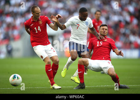 L'Inghilterra del Raheem Sterling (centro) battaglie per la palla con la Bulgaria Anton Nedyalkov (sinistra) e Vasil Bozhikov (a destra) durante l'Euro 2020 qualifica del Gruppo una partita allo stadio di Wembley, Londra. Foto Stock