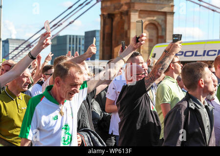 Glasgow, Regno Unito 07 Settembre 2019. Il Pro-Republican, Pro gruppo irlandese, il Calton i repubblicani hanno marciato attraverso Glasgow east end da Millroad Street a Clyde Street e arrestato in corrispondenza della anti statua fascista celebra il popolo di Glasgow che hanno combattuto contro Franco nella guerra civile spagnola. Dopo i recenti e significativi disturbi di strada in Govan tra gruppi settari vi era una forte presenza di polizia al fine di evitare qualsiasi disturbo. Credito: Findlay/Alamy News Foto Stock