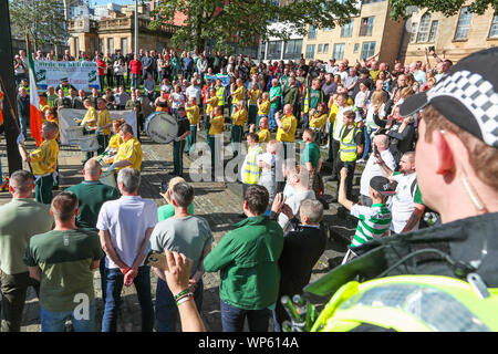 Glasgow, Regno Unito 07 Settembre 2019. Il Pro-Republican, Pro gruppo irlandese, il Calton i repubblicani hanno marciato attraverso Glasgow east end da Millroad Street a Clyde Street e arrestato in corrispondenza della anti statua fascista celebra il popolo di Glasgow che hanno combattuto contro Franco nella guerra civile spagnola. Dopo i recenti e significativi disturbi di strada in Govan tra gruppi settari vi era una forte presenza di polizia al fine di evitare qualsiasi disturbo. Credito: Findlay/Alamy News Foto Stock