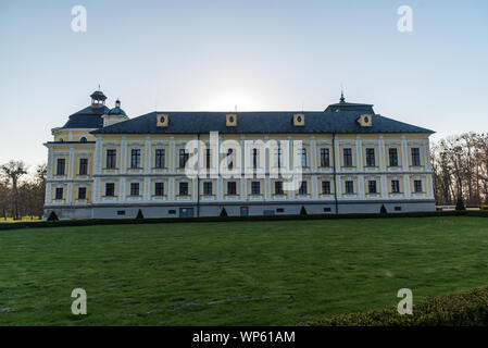 Kravare chateau vicino a Opava città in Repubblica Ceca durante la primavera serata con cielo chiaro Foto Stock