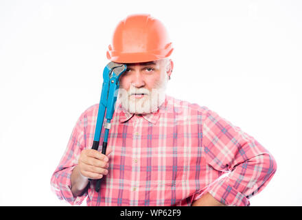 Fiducioso lavoratore. l uomo builder con tubo regolabile chiave. creazione e costruzione. professional repairman nel casco con gas chiave. architetto e riparazione fix. ingegnere lavoratore. maturo uomo barbuto. Foto Stock