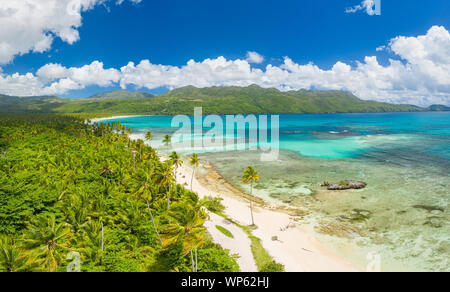 Drone shot di spiaggia tropicale.penisola di Samana,Playa(spiaggia) Rincon beach,Repubblica Dominicana. Foto Stock