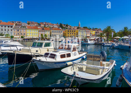 Pier dock con barche in Mali Losinj Island porto della Croazia con i suoi edifici colorati Foto Stock