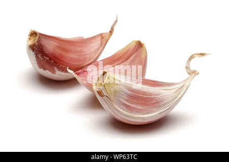 Tre spicchi d aglio isolati su sfondo bianco Foto Stock