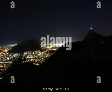 Cristo Redentore e del monte Corcovado a Rio de Janeiro in Brasile Foto Stock