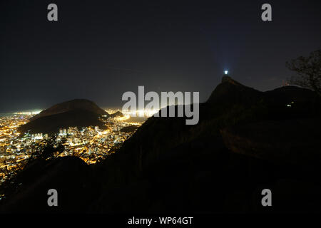 Cristo Redentore e del monte Corcovado a Rio de Janeiro in Brasile Foto Stock