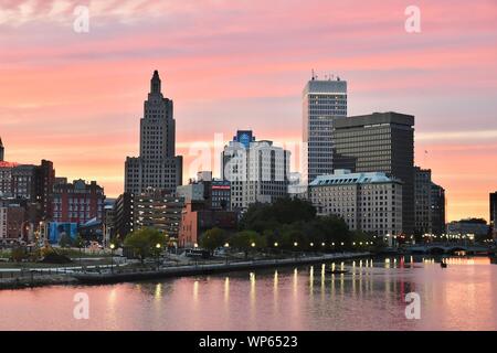 La Provvidenza skyline come viste attraverso il Fiume Providence, East Providence, Rhode Island Foto Stock