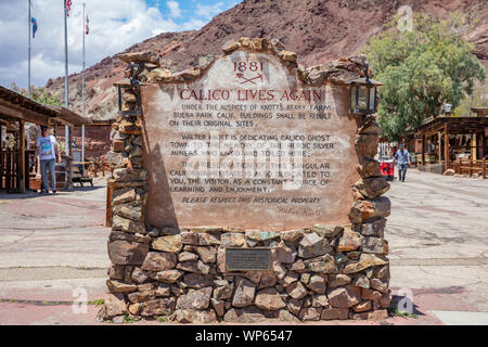 Calico ghost town California, Stati Uniti d'America. Il 29 maggio 2019. Cartello informativo all'ingresso in una soleggiata giornata di primavera Foto Stock