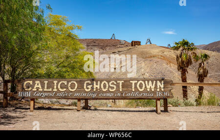 Calico ghost town California, Stati Uniti d'America. Il 29 maggio 2019. Il vecchio ex miniere di argento nella città della contea di San Bernardino, il parco a tema. Segno di legno con testo Foto Stock