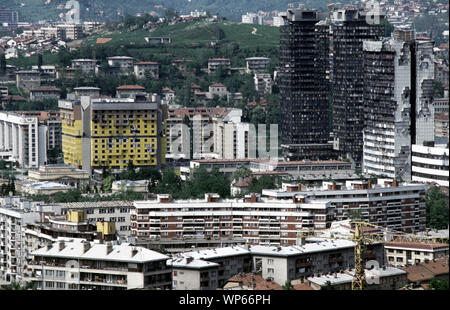 20 Maggio 1993 Durante l'assedio di Sarajevo, città come si vede dal serbo-bosniaco linee sul Monte Trebevic: la conchiglia gialla-martoriata Holiday Inn Hotel è prominente nella vista di Vraca Memorial Park. Foto Stock