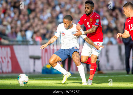 Londra, Regno Unito. 07Th Sep, 2019. Raheem Sterling di Inghilterra sfide la palla con Wanderson della Bulgaria durante la UEFA 2020 Campionato Europeo il qualificatore match tra Inghilterra e la Bulgaria allo Stadio di Wembley a Londra, Inghilterra il 7 settembre 2019. Foto di Salvio Calabrese. Solo uso editoriale, è richiesta una licenza per uso commerciale. Nessun uso in scommesse, giochi o un singolo giocatore/club/league pubblicazioni. Credit: UK Sports Pics Ltd/Alamy Live News Foto Stock