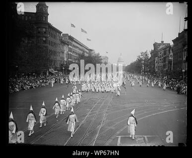 Ku Klux Klan marciando verso il basso in Pennsylvania Avenue, Washington, D.C. Foto Stock