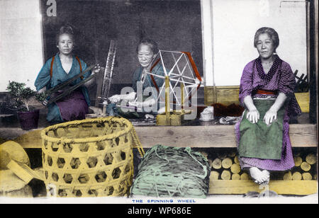 [ 1920s Giappone - Le donne giapponesi la filatura ] - tre donne in uno yukata con una ruota di filatura. Questa cartolina è da una serie sull agricoltura giapponese, chiamato Farmer vita in Giappone. Xx secolo cartolina vintage. Foto Stock