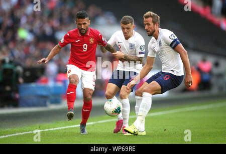 La Bulgaria è Farias Wanderson (sinistra) battaglie per la sfera con l'Inghilterra del Kieran Trippier (centro) e Harry Kane (a destra) durante l'Euro 2020 qualifica del Gruppo una partita allo stadio di Wembley, Londra. Foto Stock