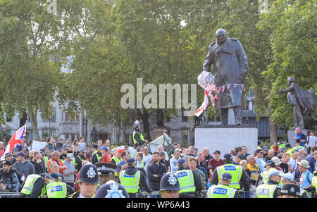 La piazza del Parlamento, Westminster, London, 07th Sep 2019. Una forte presenza della polizia in piazza del Parlamento come ufficiali circondano un gruppo di manifestanti Pro-Brexit che cantano e gridare dalla statua di Winston Churchill. Credito: Imageplotter/Alamy Live News Foto Stock