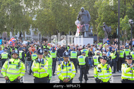 La piazza del Parlamento, Westminster, London, 07th Sep 2019. Una forte presenza della polizia in piazza del Parlamento come ufficiali circondano un gruppo di manifestanti Pro-Brexit che cantano e gridare dalla statua di Winston Churchill. Credito: Imageplotter/Alamy Live News Foto Stock