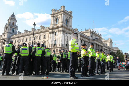 La piazza del Parlamento, Westminster, London, 07th Sep 2019. Una forte presenza della polizia in piazza del Parlamento come ufficiali circondano un gruppo di manifestanti Pro-Brexit che cantano e gridare dalla statua di Winston Churchill. Credito: Imageplotter/Alamy Live News Foto Stock