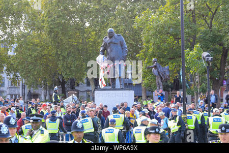 La piazza del Parlamento, Westminster, London, 07th Sep 2019. Una forte presenza della polizia in piazza del Parlamento come ufficiali circondano un gruppo di manifestanti Pro-Brexit che cantano e gridare dalla statua di Winston Churchill. Credito: Imageplotter/Alamy Live News Foto Stock