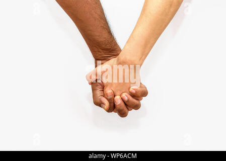 Immagine ravvicinata di un coppia matura tenendo le mani. Uomo nero e bianco donna in situazione di gara contro il razzismo. Foto Stock