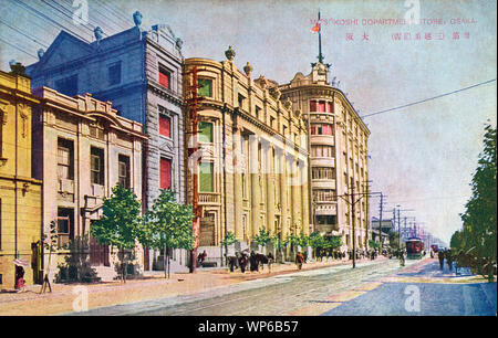 [ 1920s Giappone - Mitsukoshi Department Store di Osaka ] - Il Mitsukoshi Department Store in Sakaisuji Avenue a Osaka. L' edificio è stato inaugurato nel 1917. Sakaisuji alloggiato non meno di quattro principali grandi magazzini Mitsukoshi nel Kouraibashi, Shirokiya in Bingochou, Takashimaya e di Nagahoribashi e Matsuzakaya in Nipponbashi. Xx secolo cartolina vintage. Foto Stock