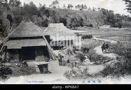 [ 1910s Giappone - Agriturismo case con tetti di paglia ] - un agricoltore che conduce un cavallo passa da case coloniche con tetti di paglia in una ancora molto Kawasaki rurale nella Prefettura di Kanagawa. Kawasaki ha oggi una popolazione vicino a 1,5 milioni... Xx secolo cartolina vintage. Foto Stock