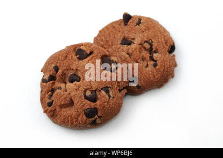 I biscotti al cioccolato sulla piastra bianca closeup isolati su sfondo bianco Foto Stock