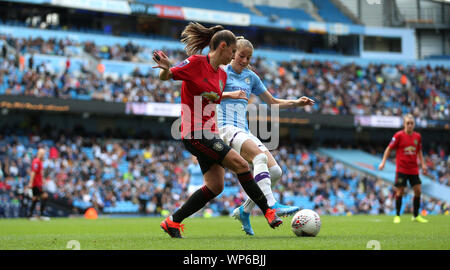 Manchester City donna Janine Beckie (a destra) e il Manchester United Abbie McManus battaglia per la sfera durante la FA DONNA Super League match all'Etihad Stadium e Manchester. Foto Stock