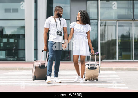 Felice africana di sposi novelli godendo di viaggio di nozze, arrivati all'aeroporto Foto Stock