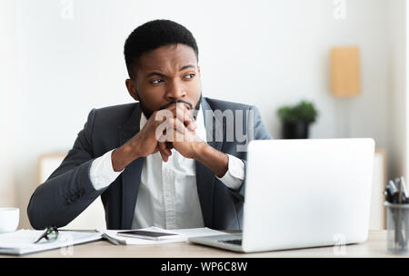 Considerato imprenditore africano ad innervosirci sul posto di lavoro Foto Stock