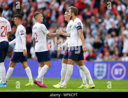 Londra, Regno Unito. Il 7 settembre 2019; 7 settembre 2019; lo stadio di Wembley a Londra, Inghilterra; Campionati Europei 2020 il qualificatore, Inghilterra contro la Bulgaria; Harry Kane di Inghilterra festeggia dopo aver segnato i lati terzo obiettivo da una penalità al settantesimo minuto per renderlo 4-0 con Kieran Trippier di Inghilterra - solo uso editoriale. Credit: Azione Plus immagini di sport/Alamy Live News Credit: Azione Plus immagini di sport/Alamy Live News Foto Stock