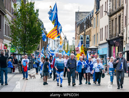 Perth, Scozia, Regno Unito, 7 settembre 2019. Tutti sotto uno striscione indipendenza Marzo: i sostenitori dell'indipendenza marzo a Perth nel settimo Tutti sotto uno striscione (AUOB) marzo di quest'anno. Il mese di marzo sulla strada alta. Foto Stock