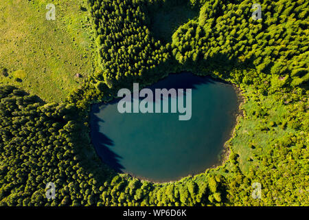 Antenna vista superiore di Lagoa Seca su Ilha do Pico isola vulcanica caldeira cratere nel Planalto da achada altopiano centrale, Azzorre Foto Stock