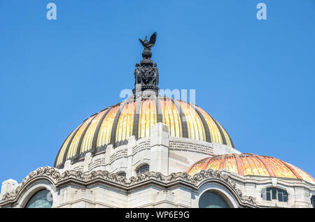 Palacio de Bellas Artes o il Palazzo delle Belle Arti di Città del Messico, dettaglio del tetto Foto Stock