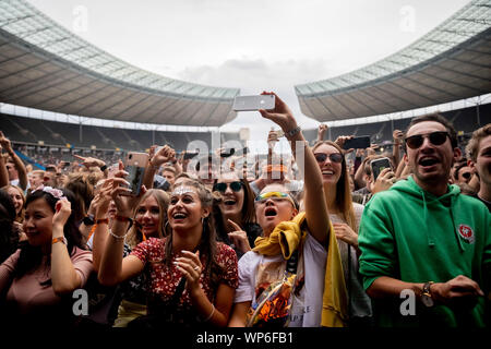 Berlino, Germania. 07Th Sep, 2019. Ventole celebrare la performance della band di scooter a Lollapalooza Festival Berlino nell'Olympiastadion. Credito: Christoph Soeder/dpa/Alamy Live News Foto Stock