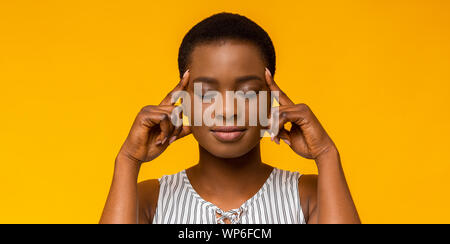 African American donna pensando duramente con gli occhi chiusi Foto Stock